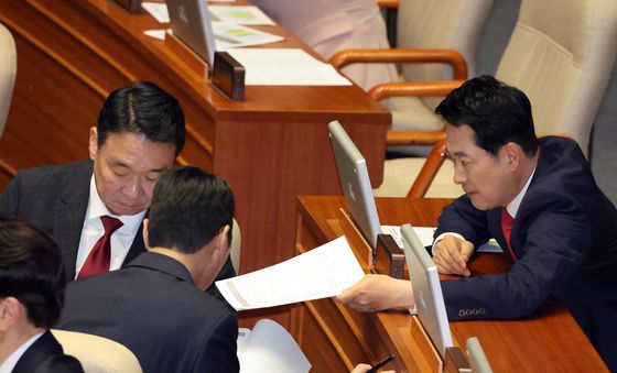정희용·박준태 의원과 대화 나누는 장동혁 대표