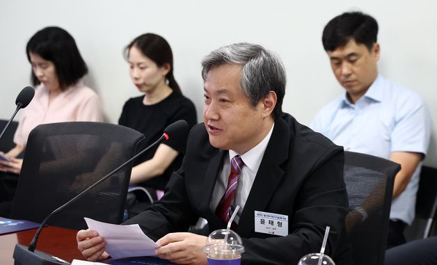 제2회 K-헬스케어 의료기기 활성화 포럼 환영사하는 윤태형 뉴스1 상무