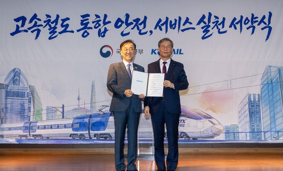 기념 촬영하는 김윤덕 국토장관·김태승 코레일 사장