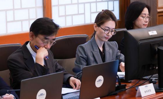 수석보좌관회의 참석한 김회승 춘추관장과 이승원 해외언론비서관