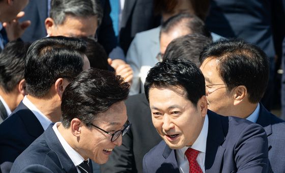 인사 나누는 여야 대표