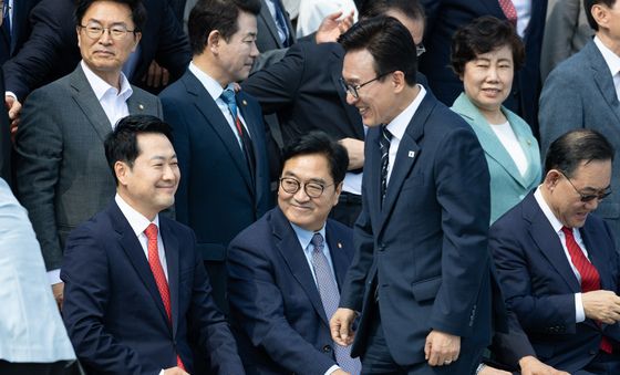 22대 국회의원 단체사진 촬영 참석하는 여야 대표