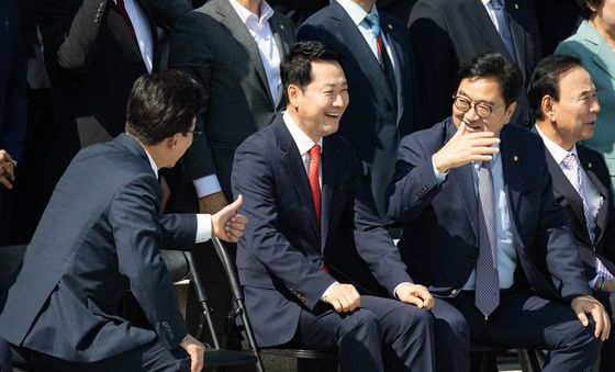 우원식 전 국회의장과 대화하는 여야 대표