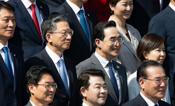 22대 국회의원 단체사진 촬영 참석한 정성호 전 법무부 장관과 박홍근 기획예산처 장관