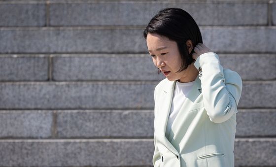 국회의원 단체사진 촬영 마치고 이동하는 이소영 중기부 장관 후보자