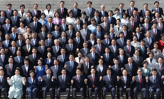 기념 촬영하는 22대 후반기 국회의원들