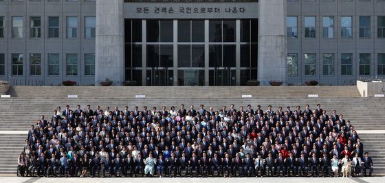 기념 촬영하는 여야 의원들