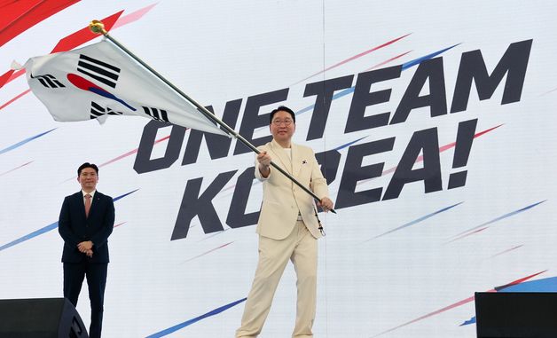 단기 흔드는 이상현 선수단장