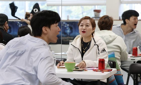 리허설 지켜보는 '나는 반딧불' 최인숙 안무 감독