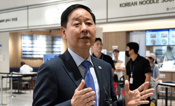 질문 답변하는 구윤철 부총리
