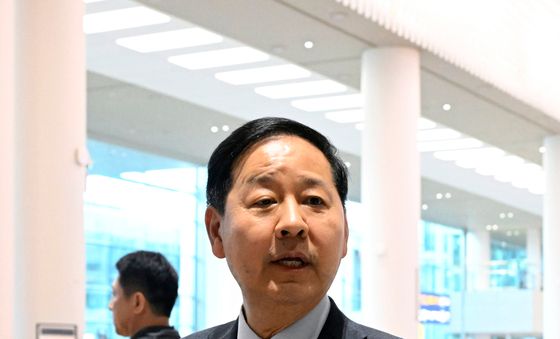 취재진과 인터뷰하는 구윤철 부총리