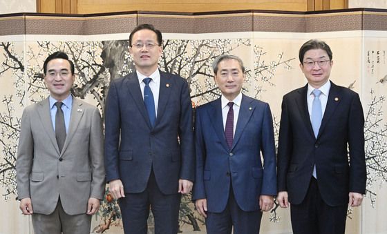 이형일 부총리, 확대 거시재정금융간담회 '기념촬영'