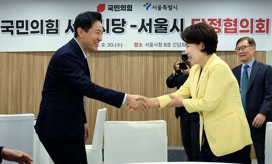 악수 나누는 오세훈·조은희