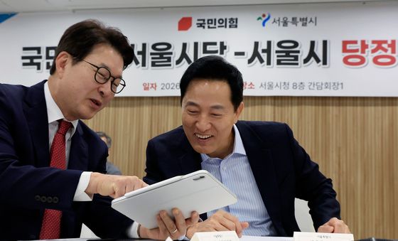 신동욱 최고위원과 대화 나누는 오세훈 시장