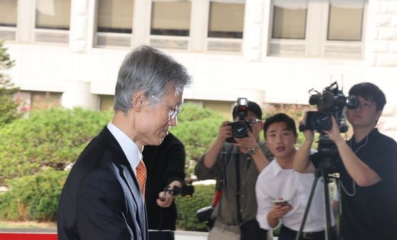 출근하는 조희대 대법원장