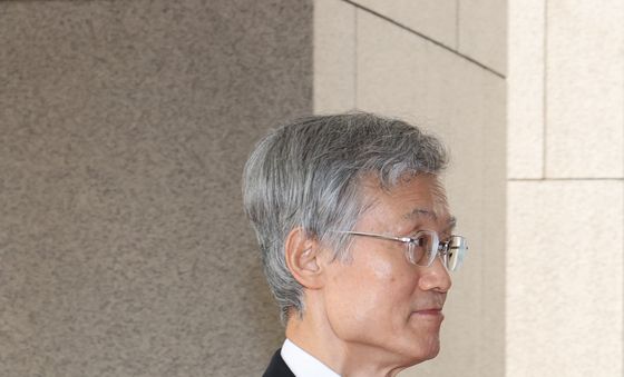 출근하는 조희대 대법원장