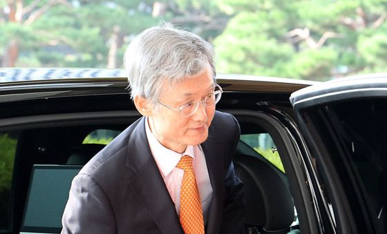 출근길 나서는 조희대 대법원장
