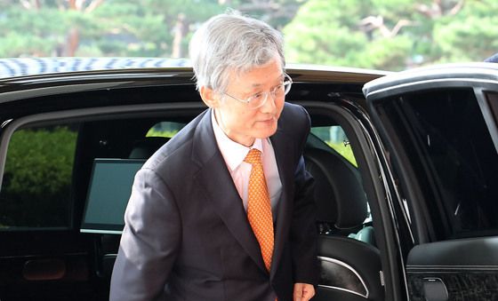 차량에서 내리는 조희대 대법원장