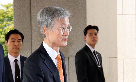 출근하는 조희대 대법원장