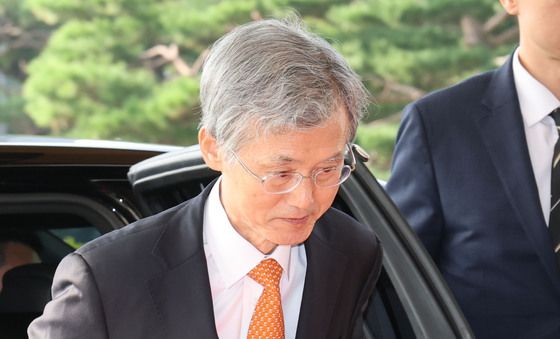 출근하는 조희대 대법원장