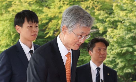 출근하는 조희대 대법원장