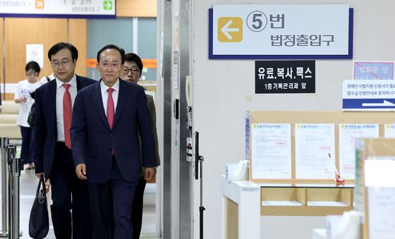 '계엄해제 표결 방해' 추경호, 1심 결심 공판 출석