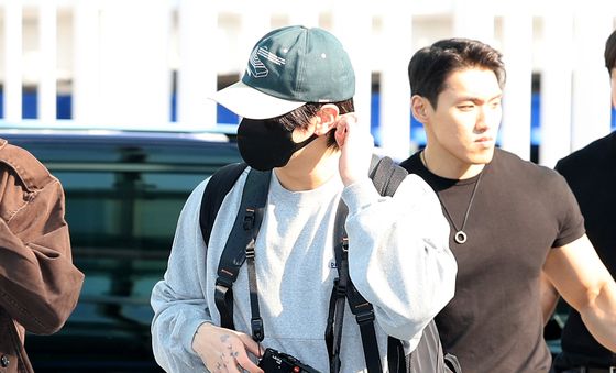 정국, 공항 패션 포인트는 카메라