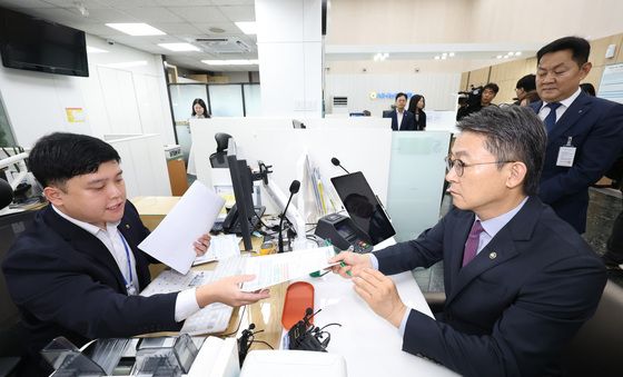 국민참여성장펀드 가입하는 권대영 금융위원회 부위원장