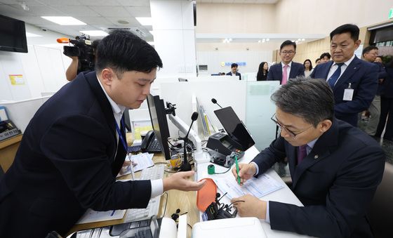 국민참여성장펀드 가입하는 권대영 금융위원회 부위원장