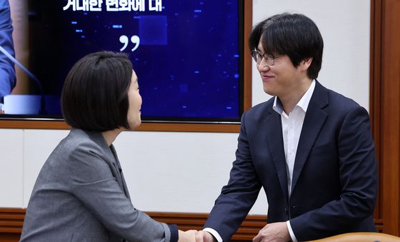 인사 나누는 하정우·이소영