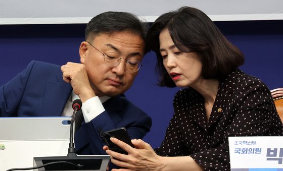 대화 나누는 신장식·박은정