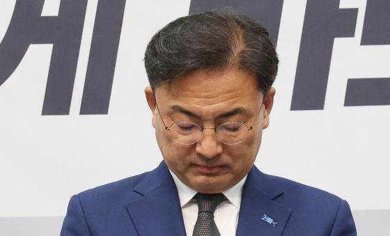 묵념하는 신장식 대표