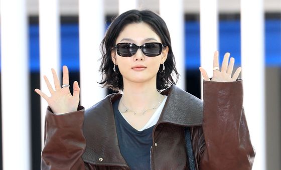 김유정, 출국