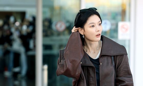 김유정, 공항 여신