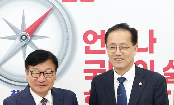 野 원내대표와 익수 나누는 경제부총리