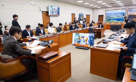 의사봉 두드리는 유의동 국토교통위원장