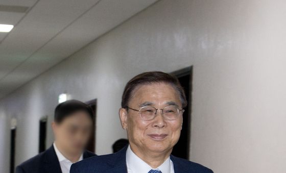 회의장 나서는 이종석 국정원장