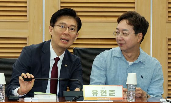대화 나누는 조정훈·유현준
