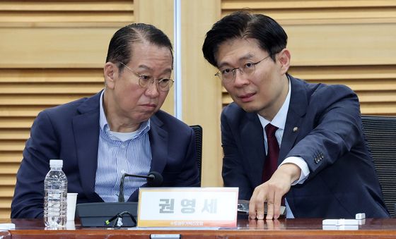 대화 나누는 조정훈·권영세