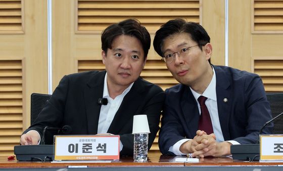 대화 나누는 조정훈·이준석 공동대표