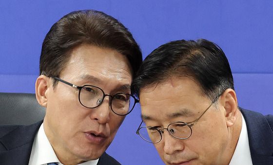귀엣말 나누는 김민석·위성곤