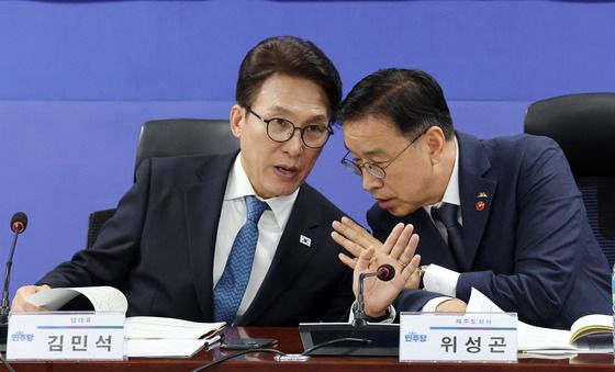 대화 나누는 김민석·위성곤