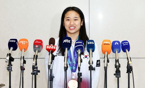 밝은 표정으로 인터뷰하는 '세게 최강' 안세영