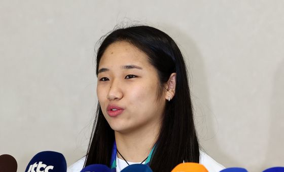 귀국 인터뷰하는 안세영
