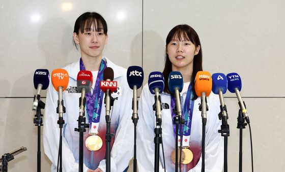 귀국 인터뷰하는 여자 복식 금메달 이소희·백하나