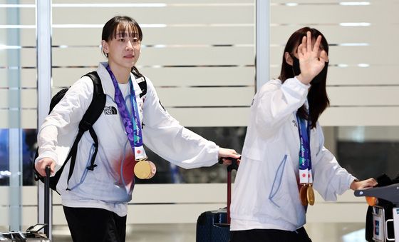 금메달 걸고 귀국하는 배드민턴 여자 복식 이소희·백하나
