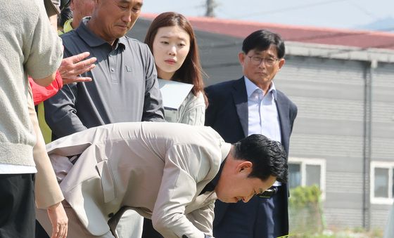 벼 상태 확인하는 장동혁 대표