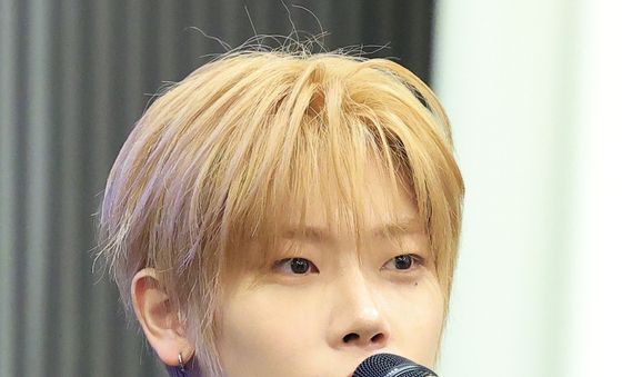 인사말 하는 클로즈 유어 아이즈 장여준