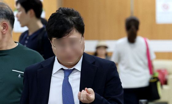 '신약청탁 의혹' 제넨셀 창업주 법원 출석