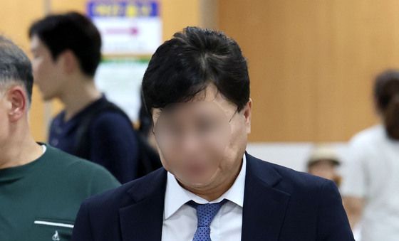 법정 향하는 제넨셀 창업주